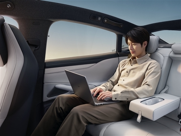 网友等红灯时偶遇小米汽车SU7:尾翼高高升起性能范儿十足