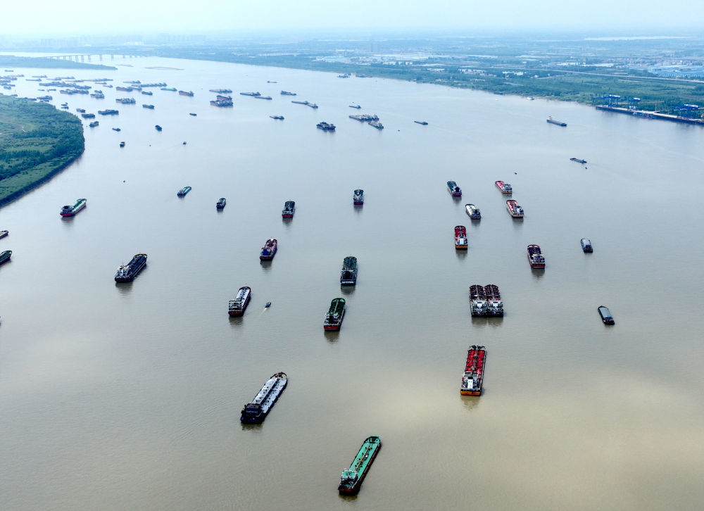 2024年6月1日，船舶行驶在湖北武汉阳逻港区水域（无人机照片）。