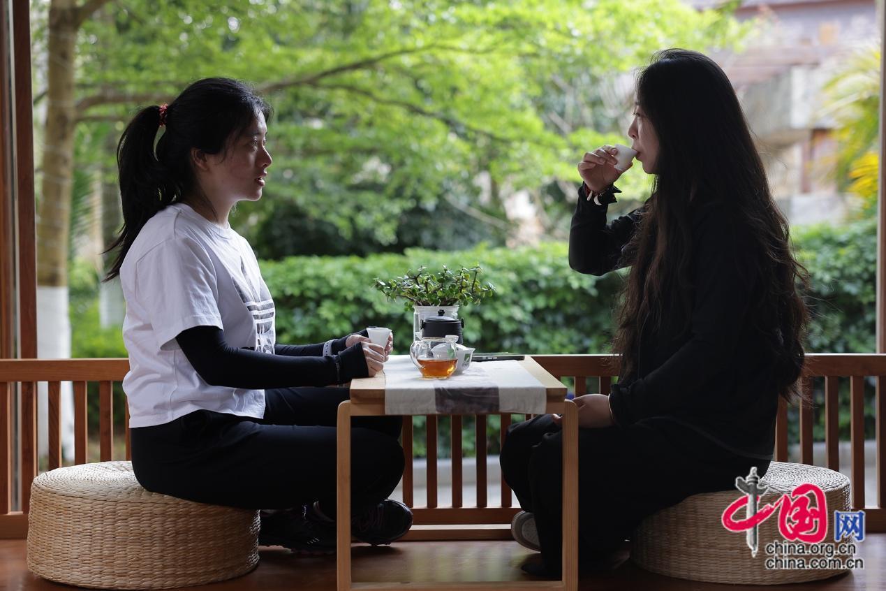 据介绍，依托茶园资源，企业打造出集旅游观光与康养休闲为一体的云顶筑巢半山酒店，4月1日，新华网记者在景区体验茶庄的“慢生活”。中国网记者 董宁 摄影
