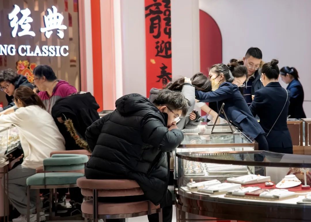 有人连夜变现289万，网友：见证历史，该买还是卖？