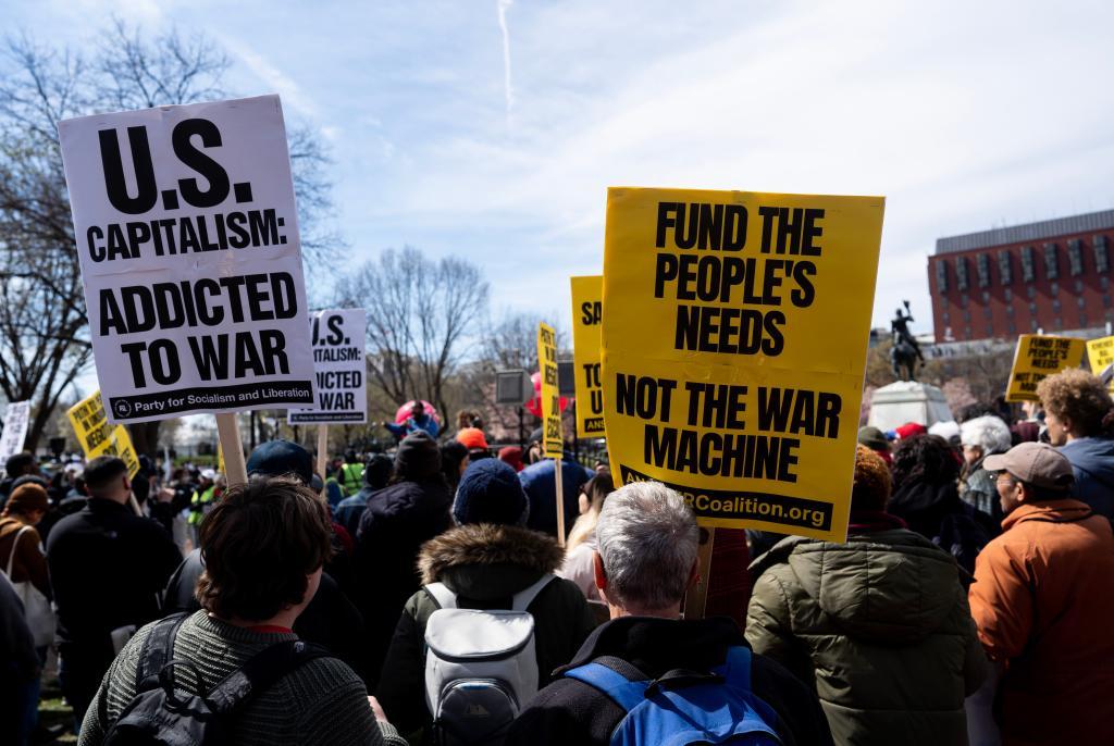 2023年3月18日，在美国首都华盛顿，反战人士在白宫前参加集会。 新华社记者 刘杰 摄