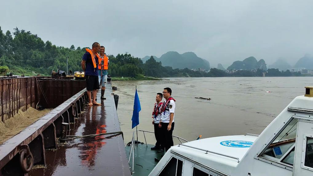 6月13日，柳州海事局执法人员在融江融水二桥水域检查船舶防汛值班情况。（杨鹏 摄）