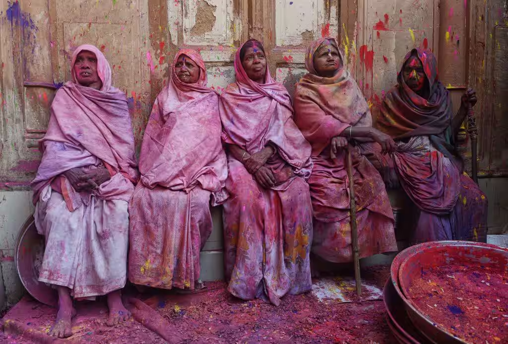 ● 2018年洒红节，印度寡妇身上涂满了彩色粉末。图片来源：法新社