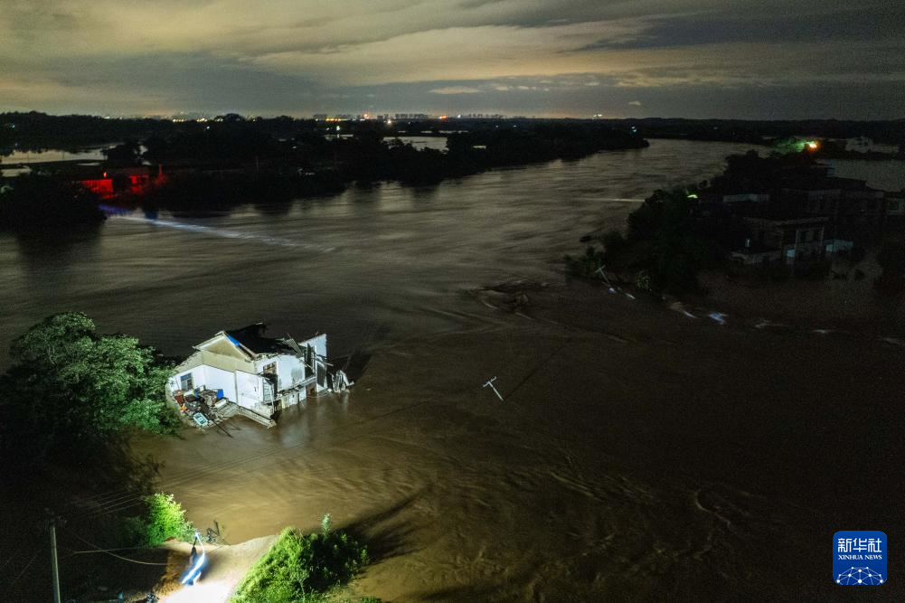 这是7月29日凌晨拍摄的湖南省湘潭县易俗河镇四新堤决口现场（无人机照片）。新华社记者 陈思汗 摄