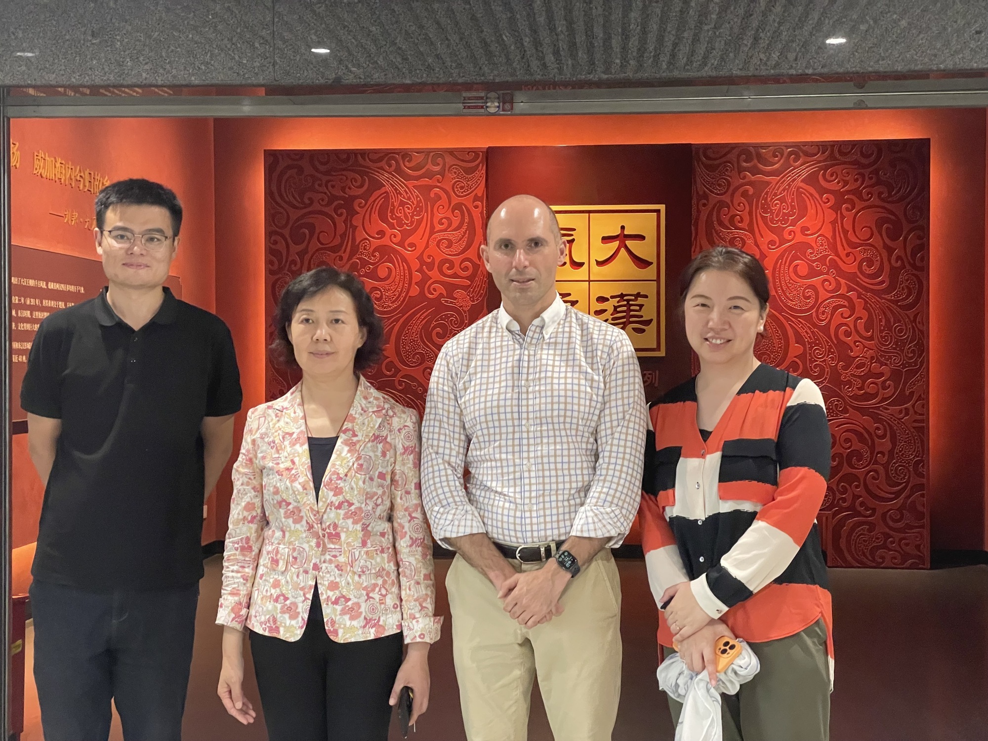 资讯有故事|匈牙利策展人贝思文:匈中文化交流的见证者_凤凰网资讯