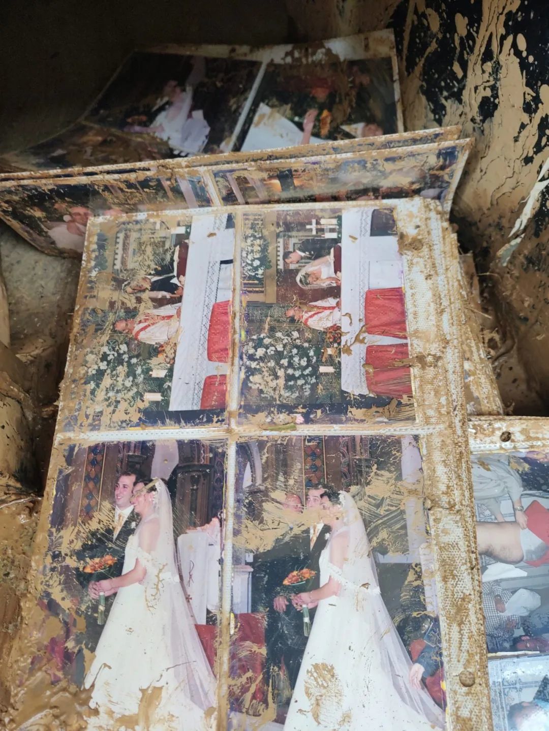 ◆洪灾过后,住宅被毁坏,家中物品被洪水浸泡。(受访者供图)