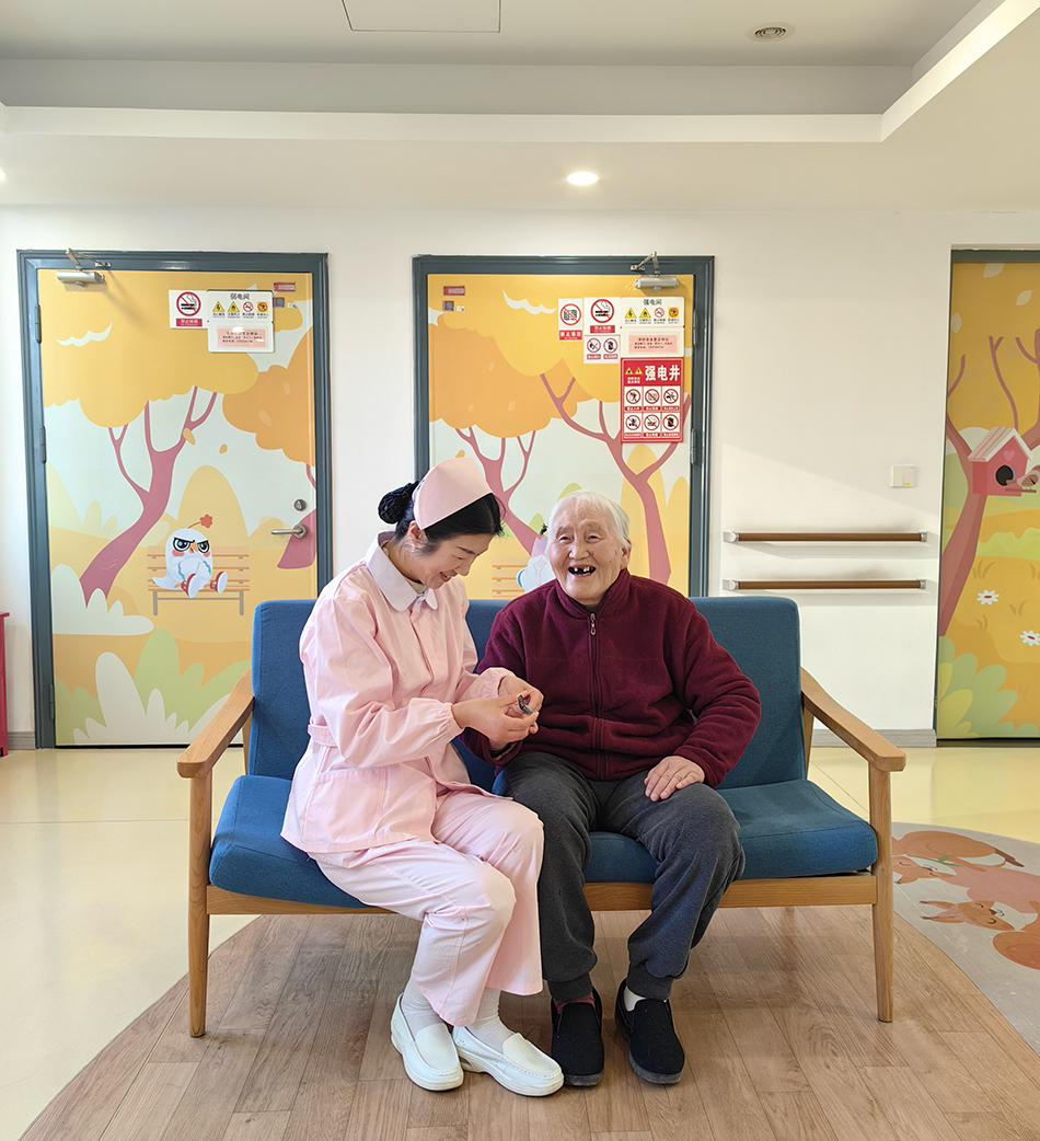 上海徐汇区社会福利院（二分部），护理员陈亮亮照顾老人。受访者 供图