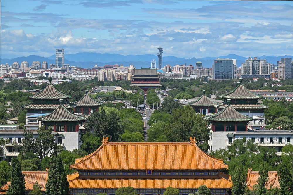 从北京景山上沿北京中轴线向北眺望鼓楼（8月12日摄）。