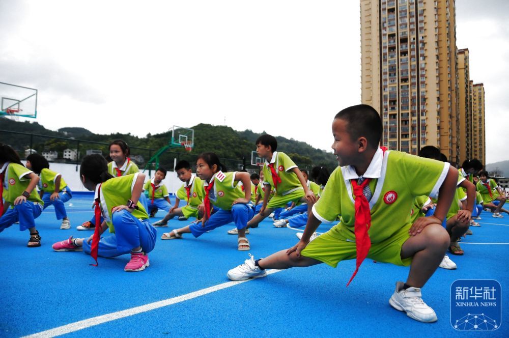 ↑2021年9月7日，贵州省石阡县第二小学学生在楼顶操场开展体育锻炼。新华社记者 胡星 摄