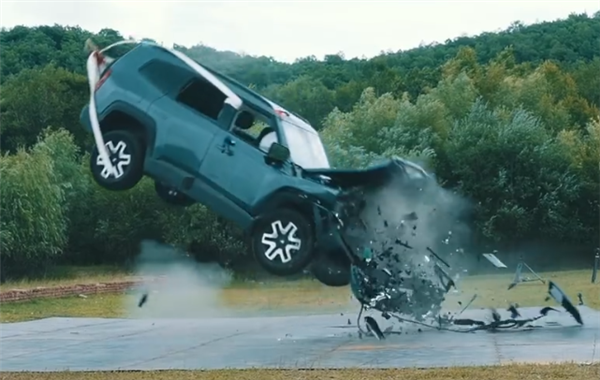 无变形、无漏电、未起火!深蓝G318成功挑战32m高空坠落