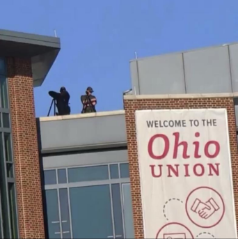 有学生和抗议者报告，在美国俄亥俄州立大学的屋顶上发现“狙击手” 图源：X平台帖文配图