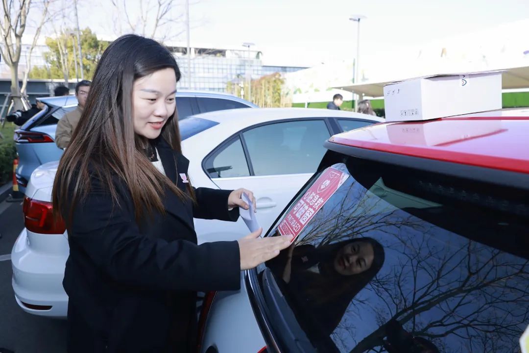 （△諾左給自己的車貼上急救標(biāo)識(shí)）