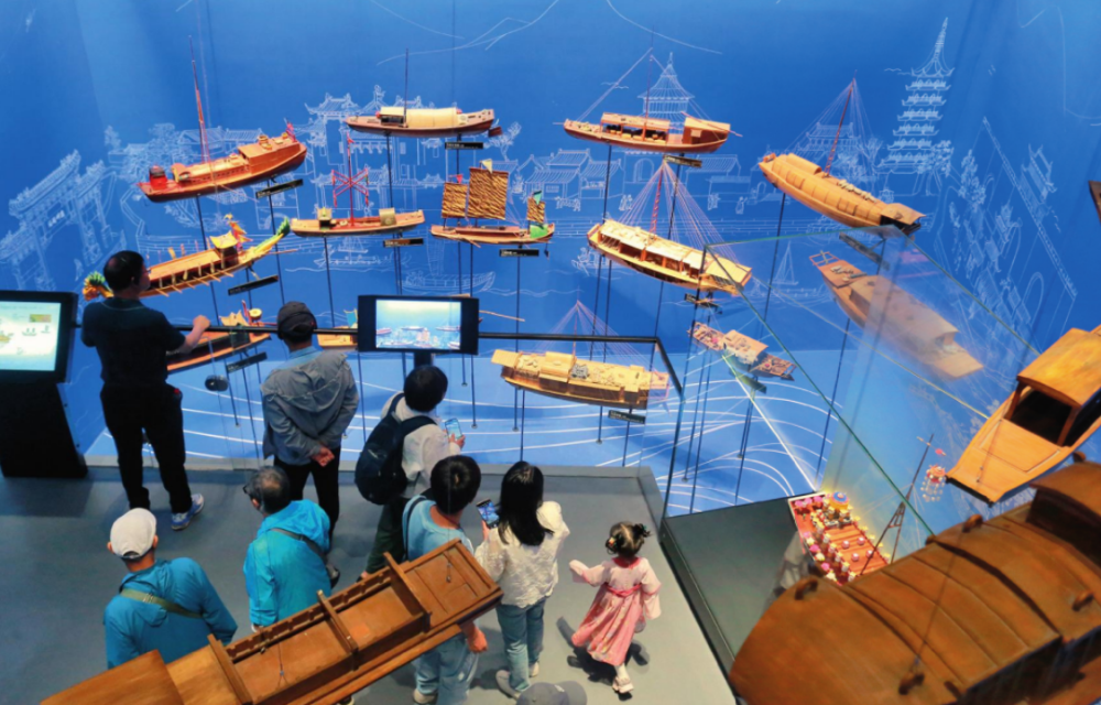 观众在江苏扬州中国大运河博物馆参观（2024 年 5 月 18 日摄）孟德龙摄 / 本刊