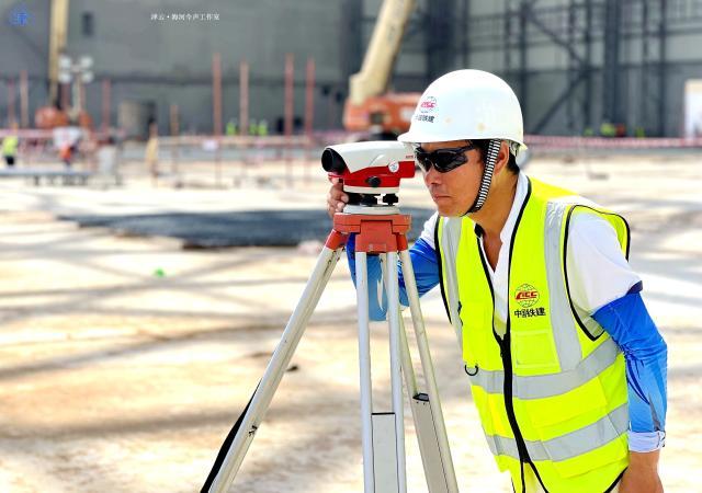 技术人员进行吉达机场维修机库项目测量