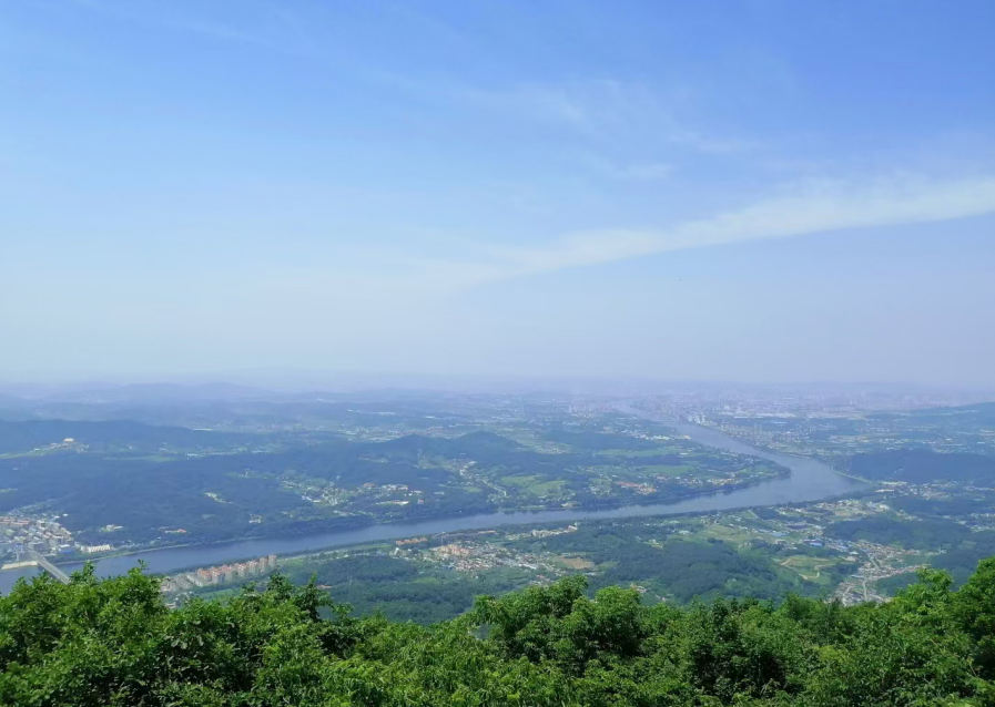 在朱雀云顶俯瞰吉林市区,一江秀水满城绿。孟海鹰/摄