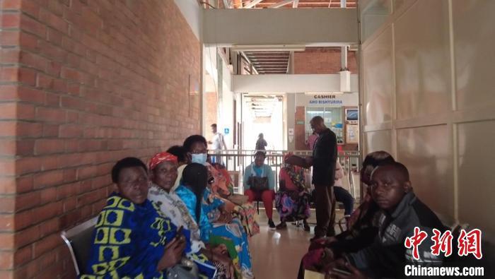 图为中医诊疗中心成立后，每天诊室门口排起长龙。安凌飞供图