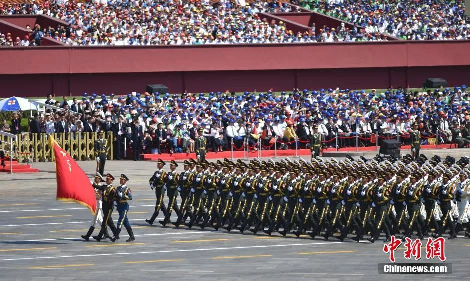 图为2015年9月3日上午，纪念中国人民抗日战争暨世界反法西斯战争胜利70周年大会上，三军仪仗队通过天安门广场。