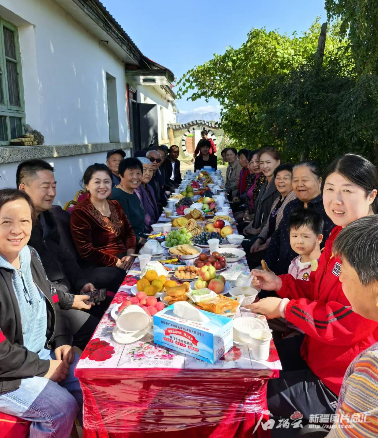 9月16日，阿勒泰市红墩镇“户儿家”后人在“户儿家”文化大院欢聚一堂，共迎中秋。天山网-新疆日报记者 魏永贵摄