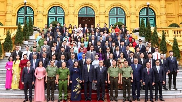 5月23日，越南国家主席苏林在主席府会见国家主席办公厅领导干部和公职人员。