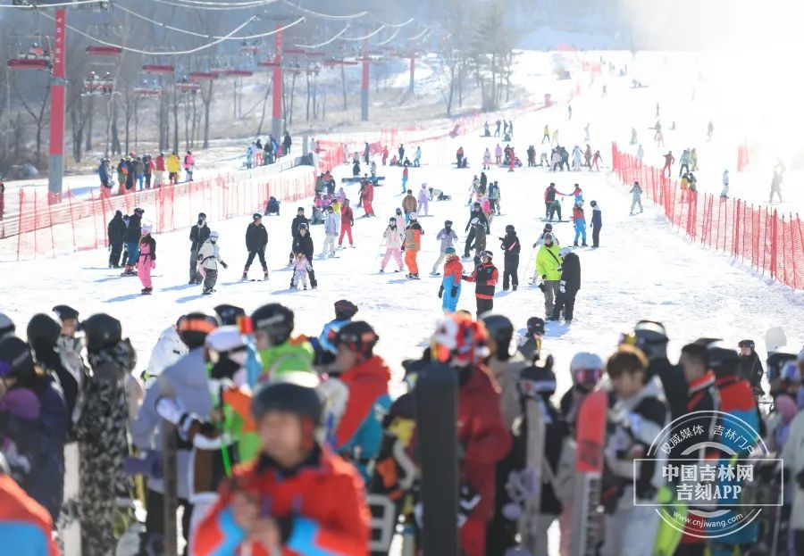 吉林北大湖滑雪度假区，游客享受滑雪 蒋盛松/摄