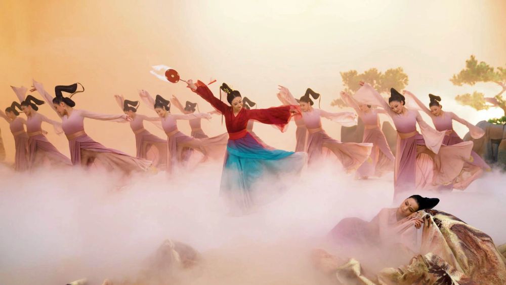 5月4日，辽宁歌舞团专业演员在辽宁省博物馆表演根据辽博馆藏名画改编的舞蹈《洛神赋图》。辽宁省博物馆供图