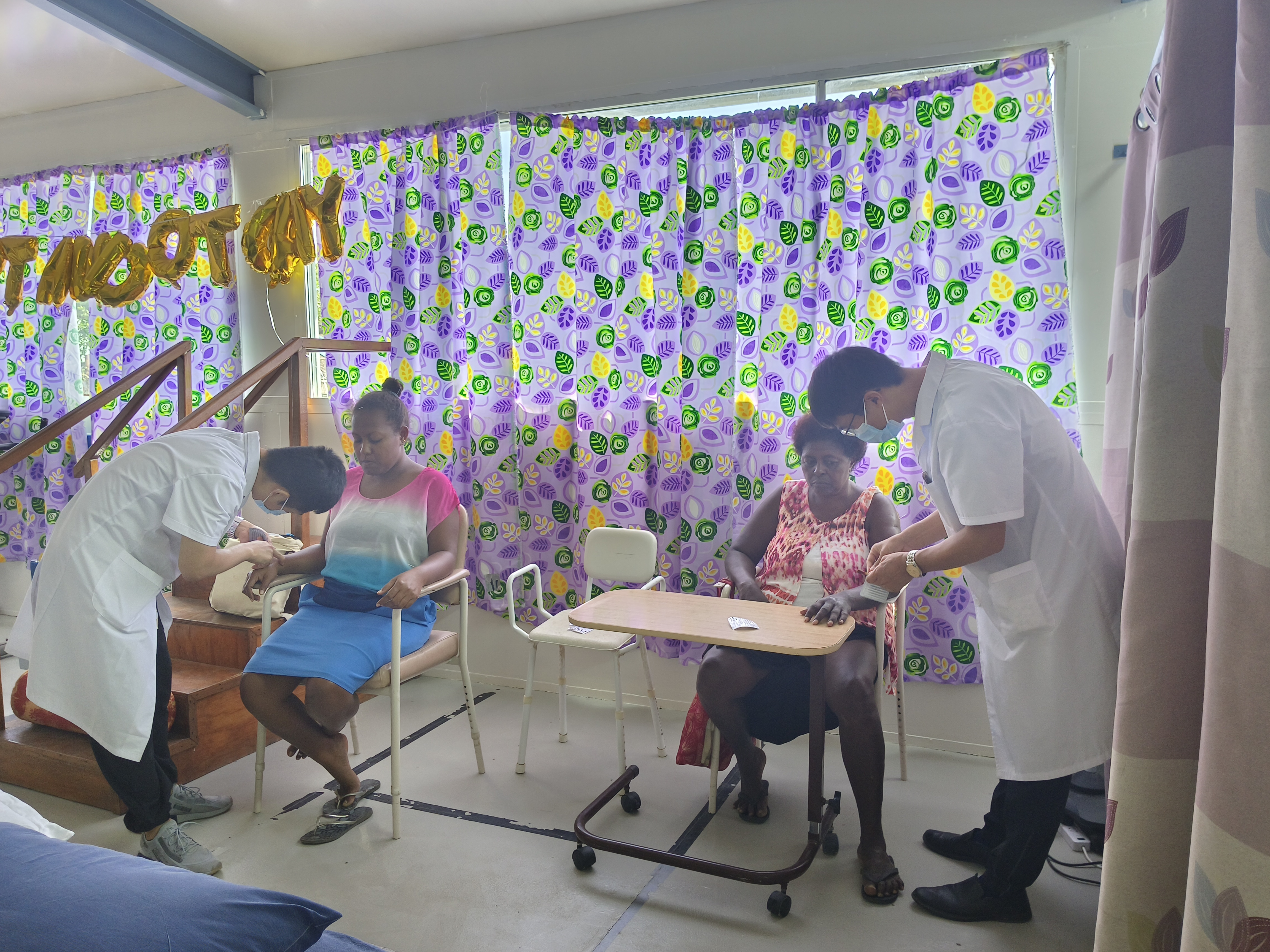2023年7月3日，中国援助所罗门群岛医疗队针灸大夫在所罗门群岛首都霍尼亚拉国家转诊医院为患者治疗。