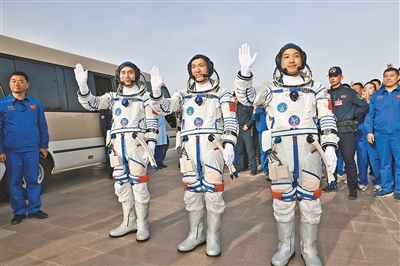 4月25日，航天员叶光富（左）、李聪（中）、李广苏在出征仪式上。新华社记者 李 刚摄