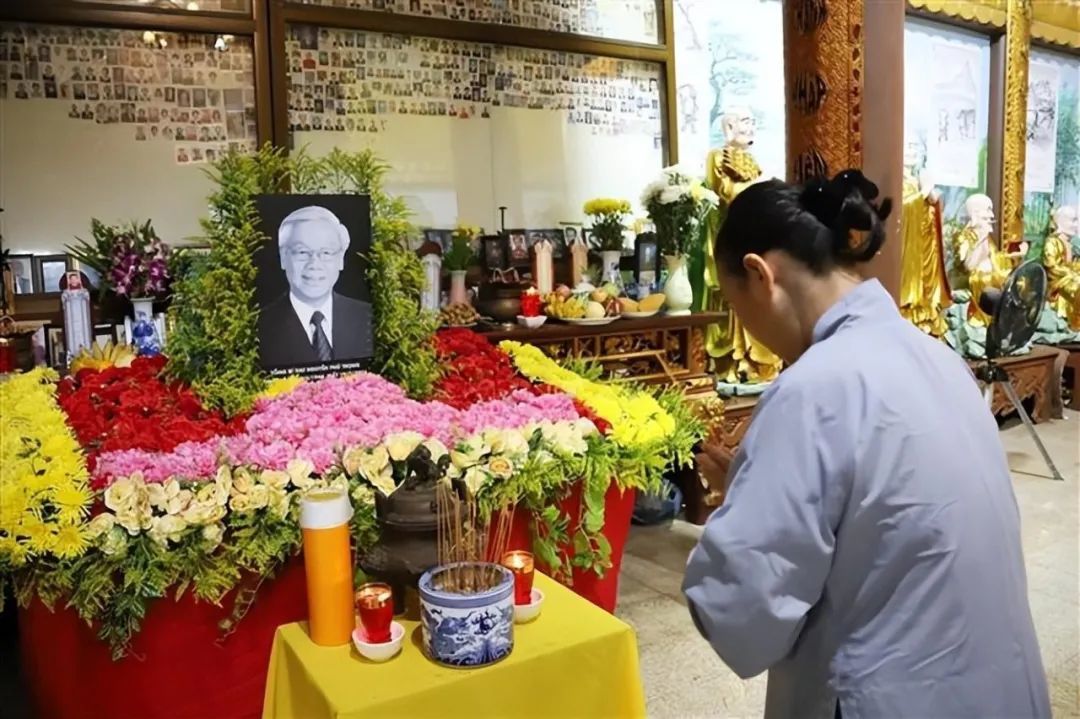 ◆阮富仲逝世后,居住在老挝的越南民众上香纪念他。