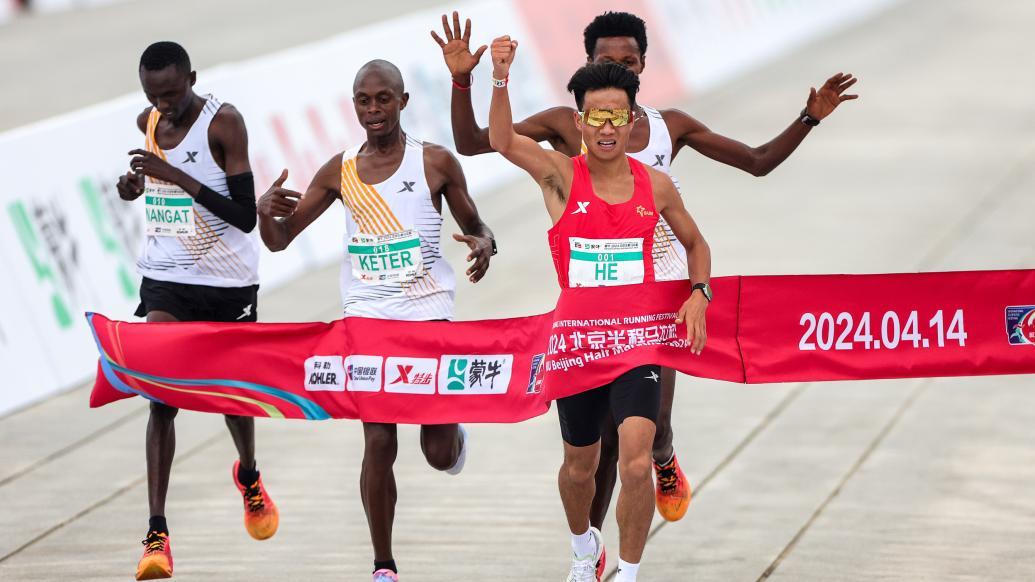 中国男子马拉松纪录保持者何杰陷入争议之中。