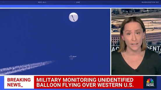 美国全国广播公司(NBC)报道“美在该国西部上空监测到一不明高空气球”视频截图,其中使用了去年中美“气球事件”的相关图片 图源:NBC