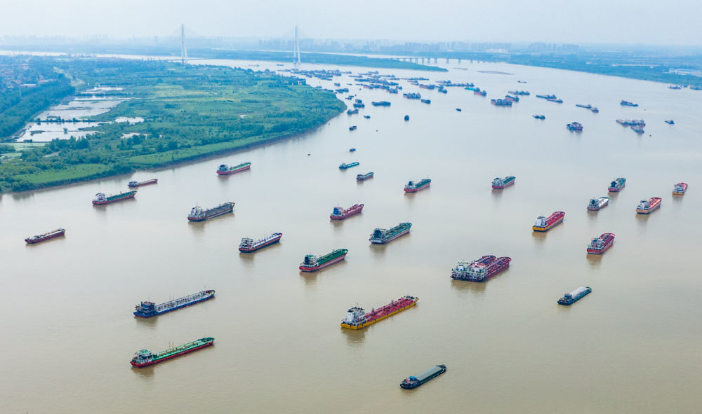 2024年6月1日，船舶在湖北武汉阳逻港区水域行驶（无人机照片）。新华社记者 杜子璇 摄
