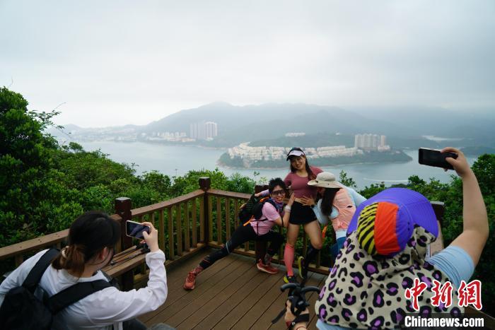 游客在龙脊观景平台上拍照留念。　 中新社记者 郑嘉伟 摄
