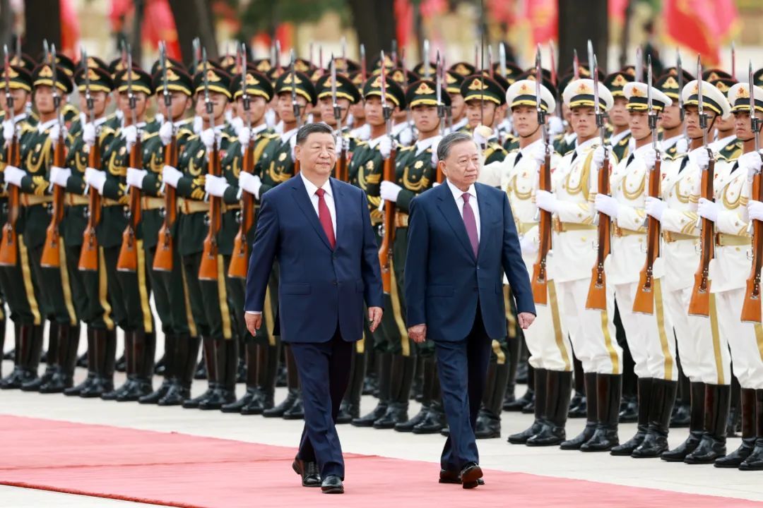 8月19日，中共中央总文牍、国度主席习近平在北京东说念主民大礼堂同来华进行国是探访的越共中央总文牍、国度主席苏林举行会谈。会谈前，习近平在东说念主民大礼堂东门外广场为苏林举行迎接庆典。影相/本刊记者 盛佳鹏