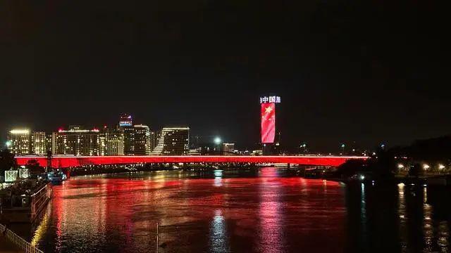 5月7日晚，贝尔格莱德亮起“中国红”。图源：新华社