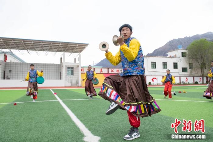 西藏加查县中学学生在练习非遗昌果卓舞。贡嘎来松 摄