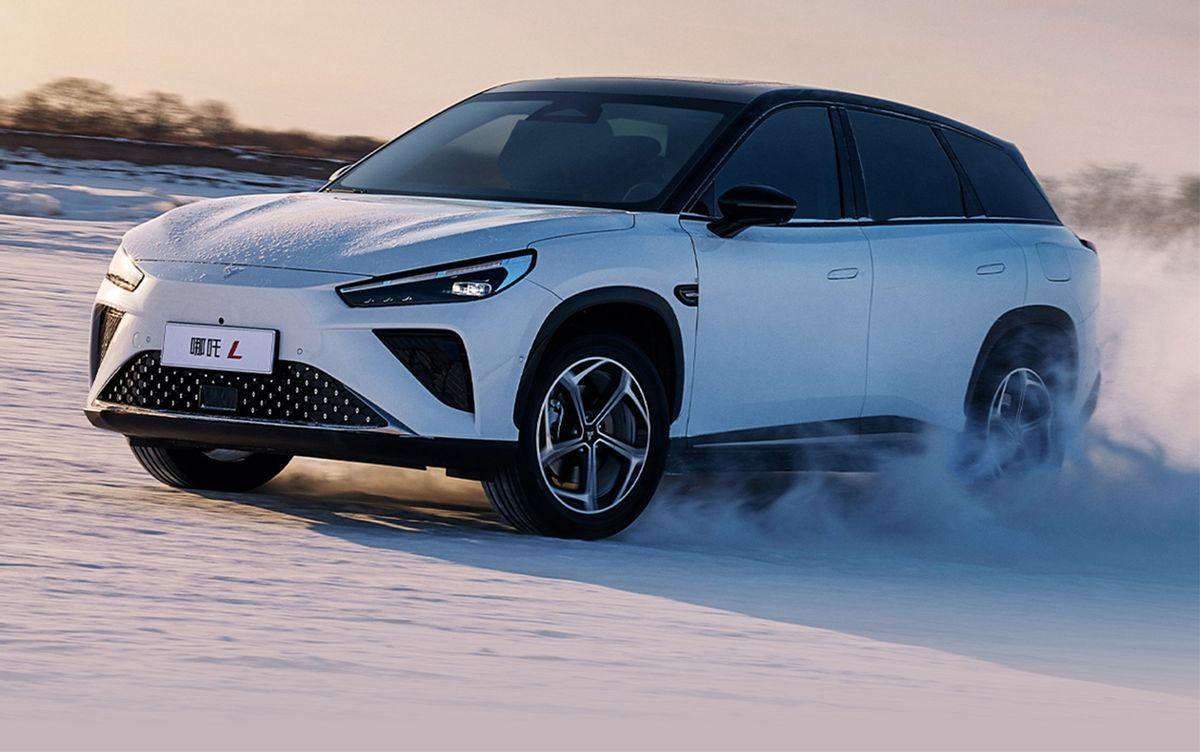 背着大电池的混动SUV:纯电续航超300km,能加油,主打一车两用