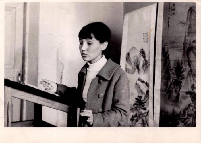 学生时期的哈菲佐娃正在阅读关于中国工笔画的学术材料。(受访者供图)