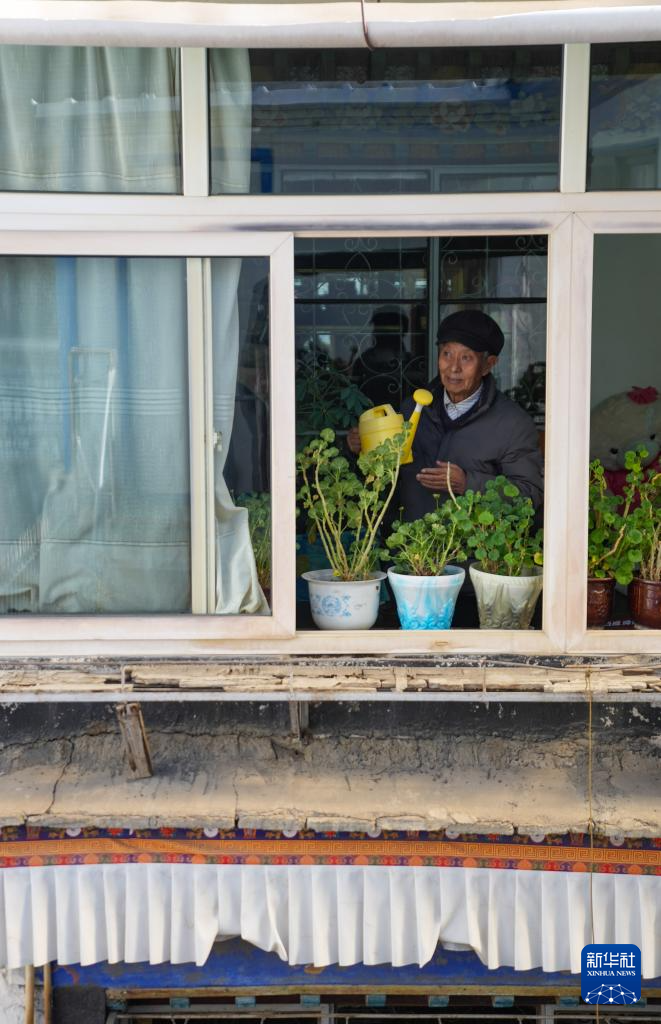 洛桑贡布在自家二楼阳台浇花（3月27日摄）。新华社记者 晋美多吉 摄