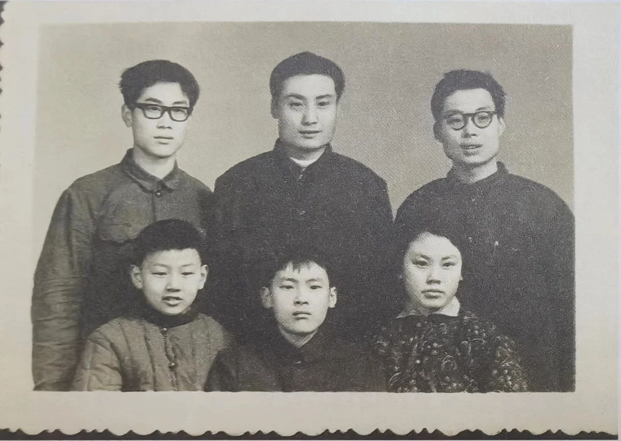 宗庆后（后排中）是兄长，也是兄弟姐妹们倚重的中心。图片来源：浙商杂志