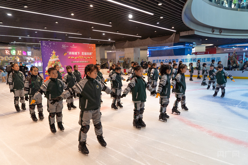 武汉市崇仁汉滨第二小学的学生展示冰雪进校园的学习成果（央广网见习记者邓子依 摄）