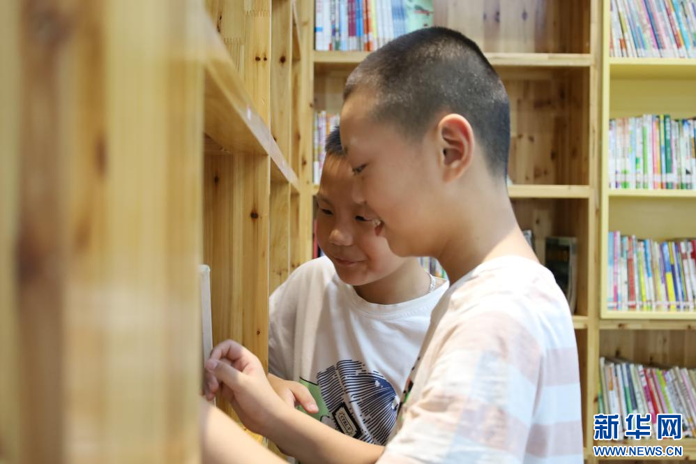 孩子们在颖江书院寻找书籍。新华网 王晓震 摄