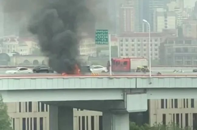 上海一新能源车起火：现场浓烟滚滚车辆被烧成空壳