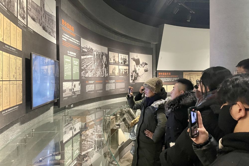 1月9日，游客在侵华日军第七三一部队罪证陈列馆内参观。新华社发（金士成摄）