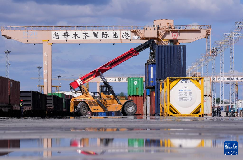 在新疆乌鲁木齐国际陆港区，集装箱装卸作业有序进行（2024年5月27日摄）。新华社记者 王菲 摄
