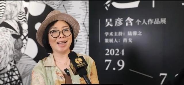 ▲ 雅莹集团服装设计总监田玲在现场