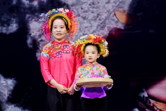 “何以中国·向海泉州”网络主题活动现场,黄丽泳为女儿簪花。