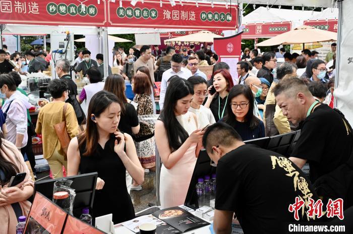 图为市民入场购买上海食品。中新网记者 李志华 摄