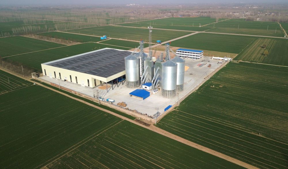 山东省汶上县高标准农田配套的粮食烘干、仓储设施（2024年3月13日摄，无人机照片）。新华社记者 徐速绘 摄