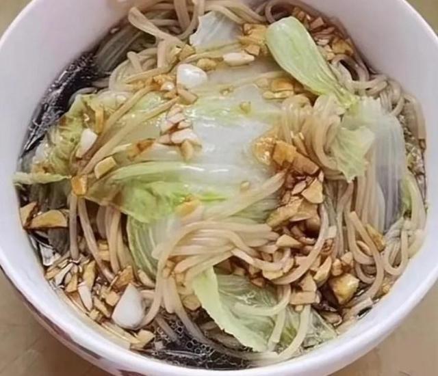 山东司机陈金亮跨省送货,遭遇大雪阻路,凭借一碗面找到亲生母亲