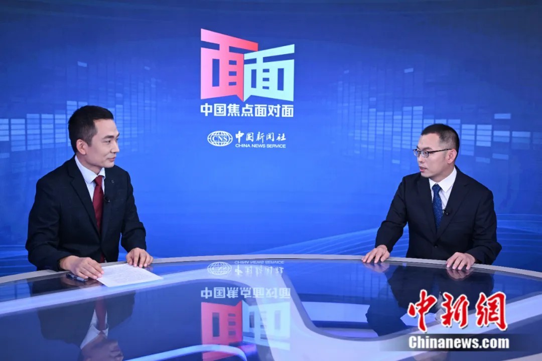 国家发展改革委宏观经济研究院经济所副所长吴萨(右)接受 中新社“中国焦点面对面”专访。 中新社记者 田雨昊 摄